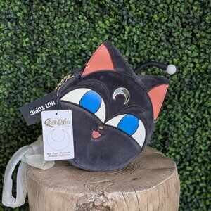 Luna p hot topic - chase